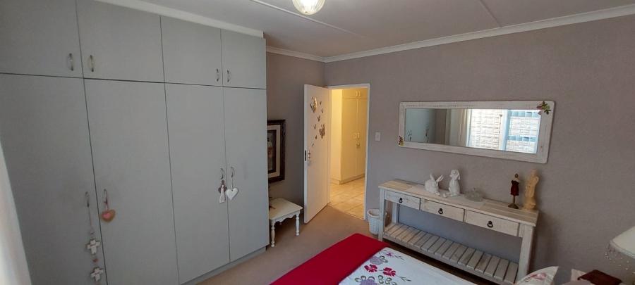 5 Bedroom Property for Sale in Wavecrest Eastern Cape